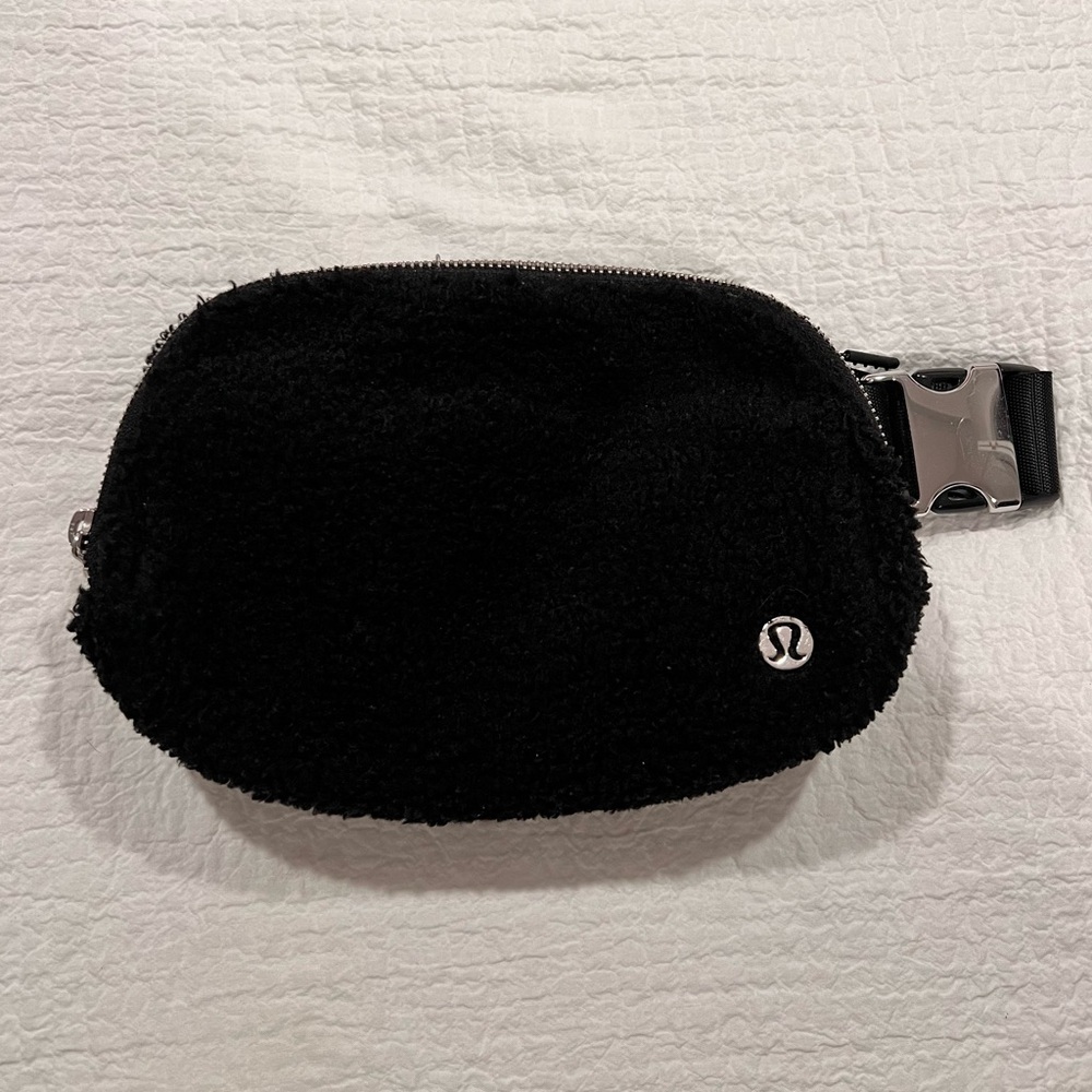 Lululemon Everywhere Fleece Belt Bag 1L - Picture 4 of 11